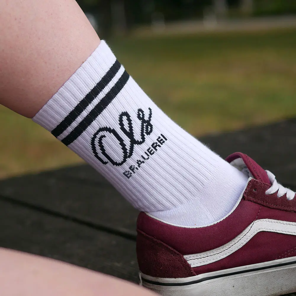 Jemand Trägt Die Ols Tennissocken In Roten Schuhen