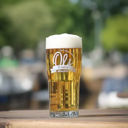 Ein Ols Jubiläumsglas Auf Einem Holztisch Gefüllt Mit Bier
