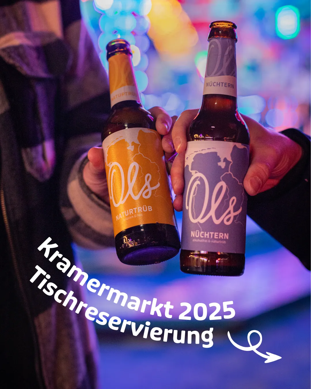 Es Wird Mit Zwei Flaschen Ols Angestoßen. Auuf Dem Bild Steht Dann Der Text: Kramermarkt 22025 Tischreservierung