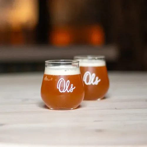 Zwei Kleine Ols Tastinggläser Mit Bier Gefüllt Auf Einem Hellen Holztisch