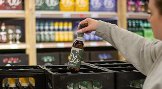 Ols Bierflasche Wird In Einem Getränkemarkt Ins Regal Gestellt