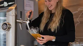 Ols Bier Wird An Einer Mobilen Zapfanlage Gezapft