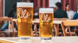 Zwei Gläser Ols Bier Auf Dem Tresen Einer Kneipe